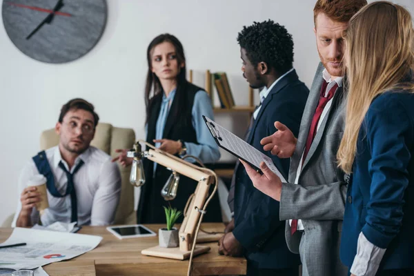 Überlastete Geschäftsleute, die im Büro zusammenarbeiten — Stockfoto