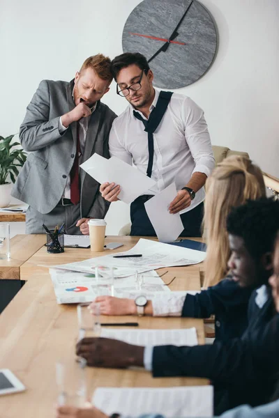 Managergruppe unterhält sich im Konferenzsaal im Büro — Stockfoto