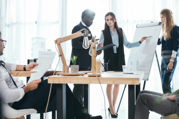 Grupo de jóvenes empresarios conversando en la oficina - foto de stock