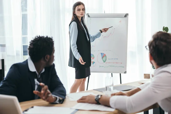 Unaufgeräumte müde Geschäftsleute bei Präsentation im Büro — Stockfoto