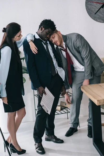 Überlastete junge Geschäftsleute schlafen im Büro — Stockfoto