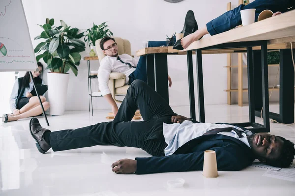 Erschöpfte Geschäftsleute schlafen in Konferenzsaal im Büro — Stockfoto