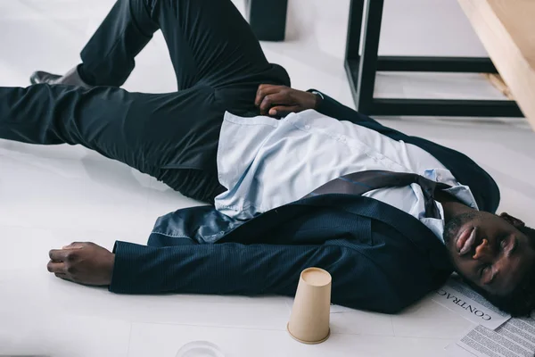 Cansado afroamericano hombre de negocios durmiendo en la oficina - foto de stock