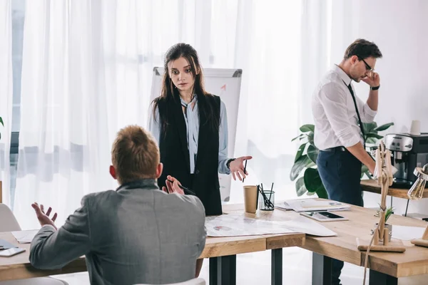 Grupo de jóvenes empresarios que trabajan juntos en la oficina - foto de stock