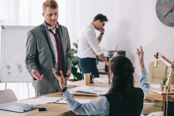 Überlastete Geschäftsleute diskutieren im Büro — Stockfoto