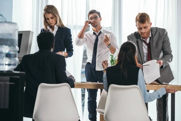 Gruppe von Geschäftspartnern unterhält sich im Büro — Stockfoto