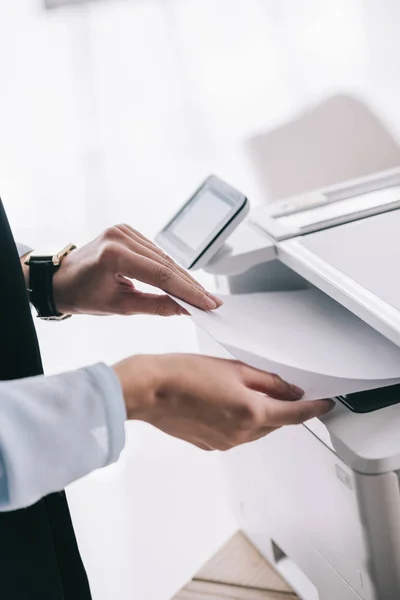 Recortado tiro de la mujer en el desgaste formal usando copiadora - foto de stock