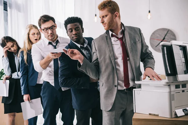 Gruppo di uomini d'affari in coda per copiatrice in ufficio — Foto stock