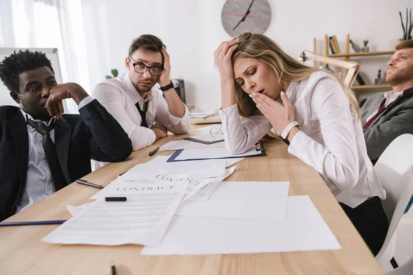 Gruppe überarbeiteter Geschäftsleute sitzt in Konferenzsaal im Büro — Stockfoto