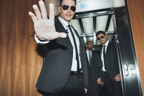 Bodyguard obstructing paparazzi when celebrity going into elevator — Stock Photo