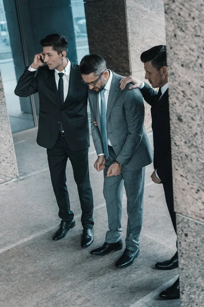 Guardias de seguridad de pie con sospechoso masculino - foto de stock