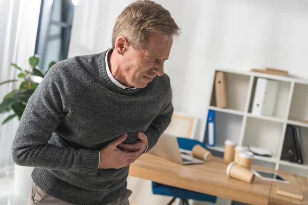 Uomo di mezza età che ha un infarto nel suo ufficio — Foto stock