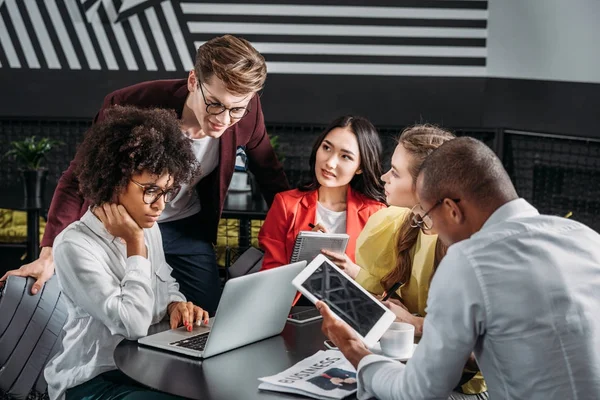 Groupe multiethnique de partenaires commerciaux travaillant ensemble au café — Photo de stock