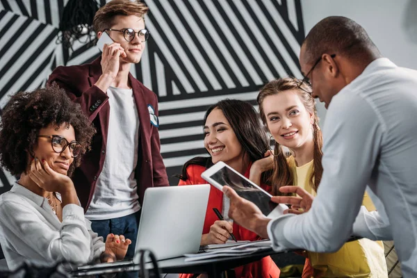 Gruppo multietnico di partner commerciali che trascorrono del tempo insieme — Foto stock