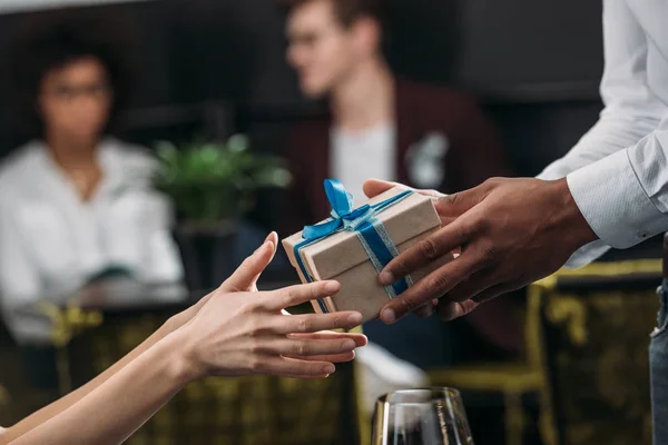 Recortado tiro de mujer tomando regalo de novio - foto de stock