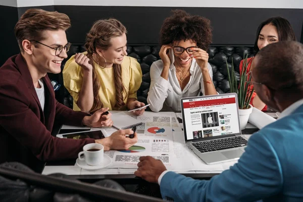 Successful group of business colleagues working together in cafe — Stock Photo