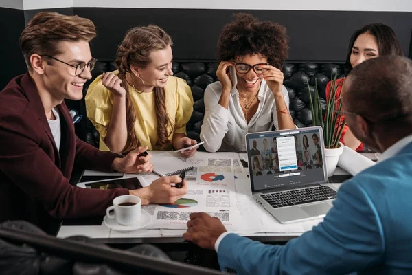 Jeune groupe de collègues d'affaires travaillant ensemble dans un café — Photo de stock