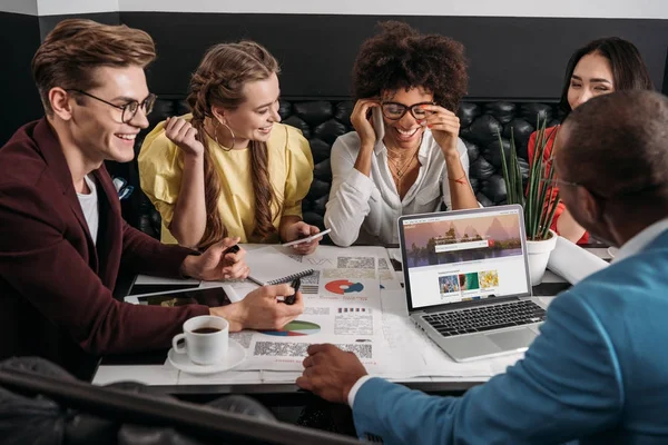 Felice giovane gruppo di colleghi di lavoro che lavorano insieme nel caffè — Foto stock