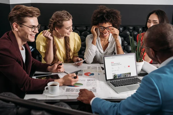 Gruppe von Geschäftspartnern arbeitet im Café zusammen — Stockfoto