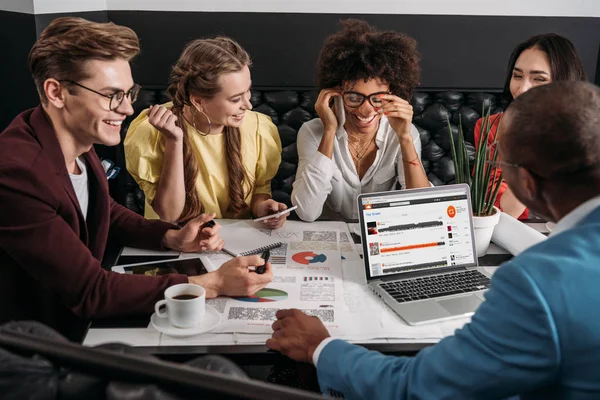 Gruppe von Geschäftspartnern unterhält sich im öffentlichen Café — Stockfoto