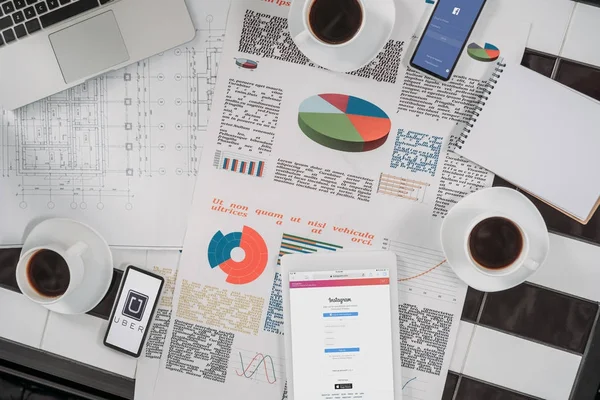 Ansicht von Geschäftsdokumenten am Arbeitsplatz mit digitalen Geräten und Kaffee — Stockfoto