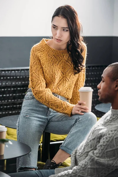 Joven elegante pareja pasar tiempo en la cafetería - foto de stock