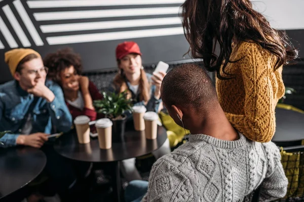 Grupo de amigos elegantes passar tempo juntos no café — Fotografia de Stock