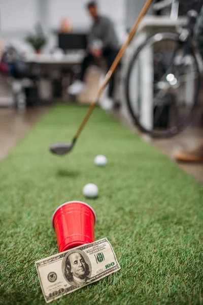 Immagine sfocata di persone che giocano nel mini golf in ufficio moderno — Foto stock