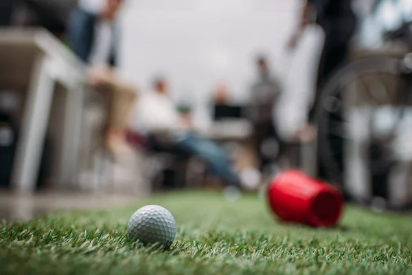 Розмите зображення людей, які грають у міні-гольф в сучасному офісі — стокове фото