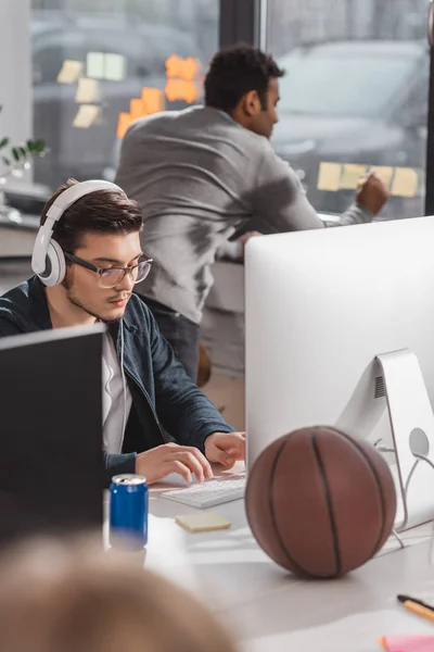 Junge Kollegen bei der Arbeit im modernen Büro — Stockfoto