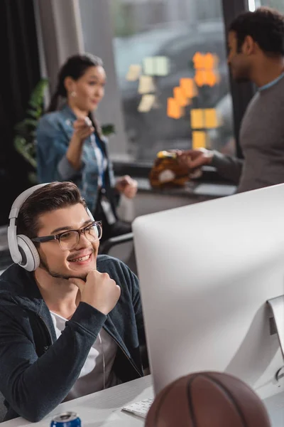 Jóvenes que trabajan en una oficina moderna - foto de stock