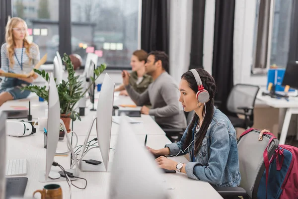 Jóvenes en la oficina moderna en el trabajo - foto de stock