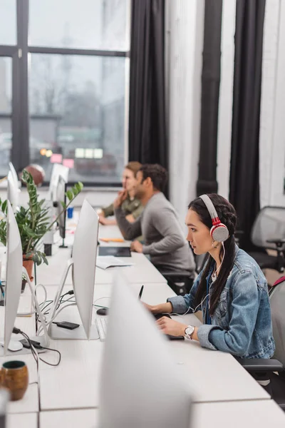 Jóvenes en la oficina moderna en el trabajo - foto de stock