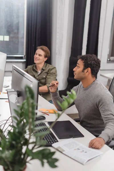 Jóvenes en la oficina moderna en el trabajo - foto de stock