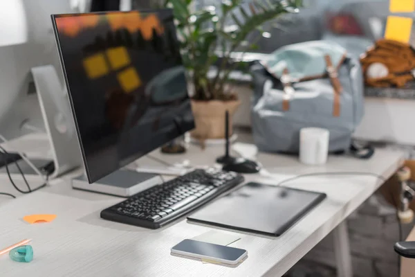 Ordinateur moderne avec écran blanc sur le lieu de travail au bureau — Photo de stock