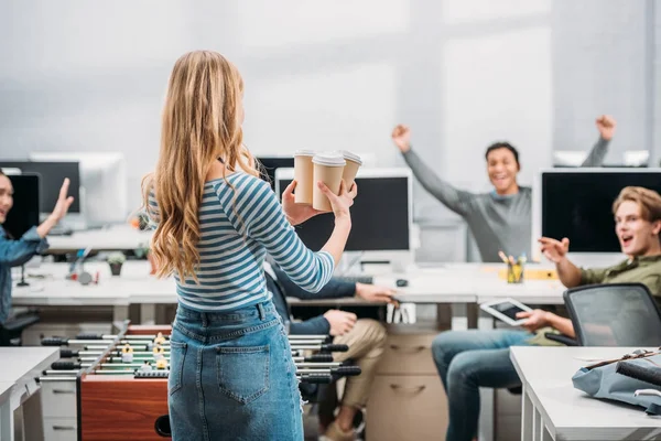 Joven mujer caucásica trayendo café a la oficina moderna - foto de stock