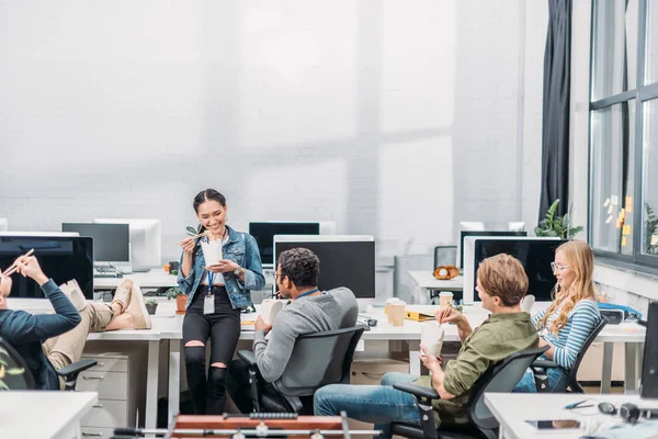 Multikulturelle Menschen essen thailändisches Essen im modernen Büro — Stockfoto