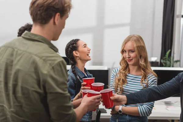 Junge attraktive Menschen klappern im modernen Büro — Stockfoto