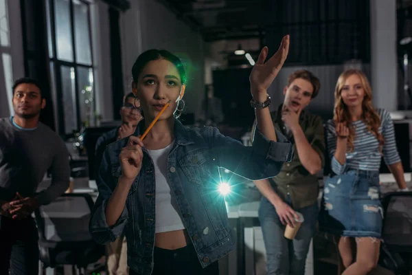 Mujer haciendo la presentación y explicar algo en la oficina moderna - foto de stock