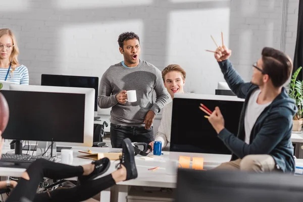 Mann bedroht Kollegen im Büro mit Bleistift — Stockfoto