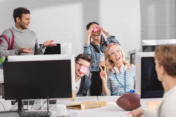 Gente divirtiéndose en la oficina de modren - foto de stock