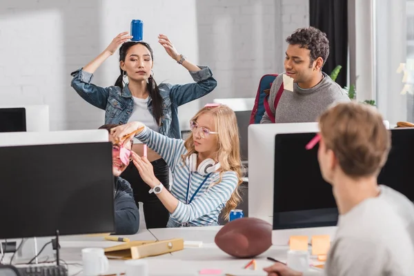 Les gens qui s'amusent au bureau modren — Photo de stock