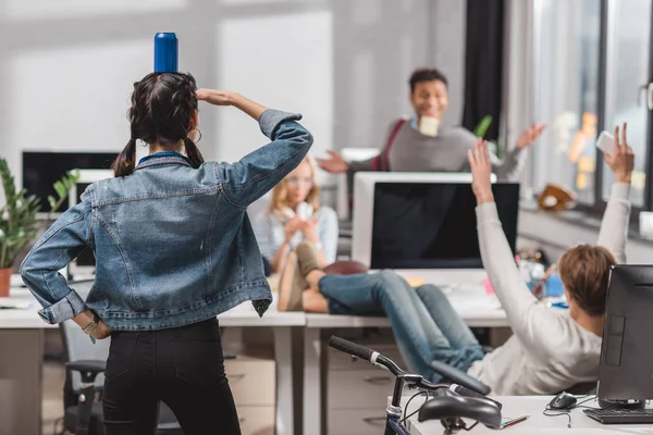 Pessoas se divertindo no escritório modren — Fotografia de Stock