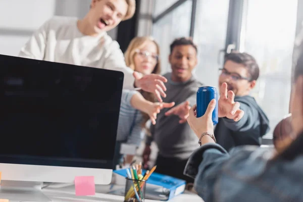 Les gens atteignent les mains pour la banque avec un verre au bureau — Photo de stock