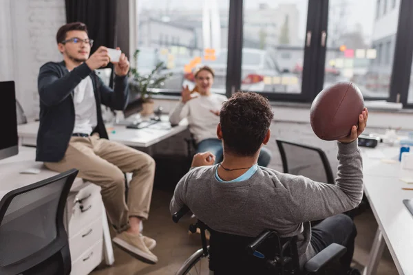 Männer spielen im modernen Büro mit Ball — Stockfoto