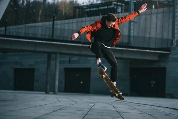 Skateboarder doing jump trick in urban location — Stock Photo