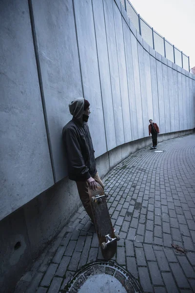 Skatistas em roupa de rua passar tempo na paisagem urbana — Fotografia de Stock