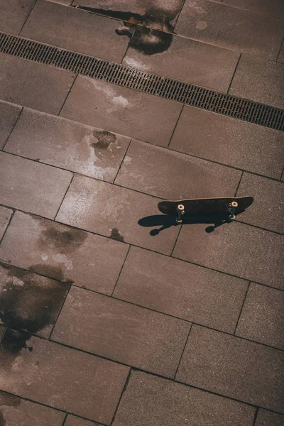 Vue grand angle de la pose de skateboard sur le sol à l'extérieur — Photo de stock