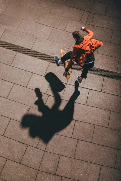 Vue grand angle de skateboarder effectuer tour — Photo de stock