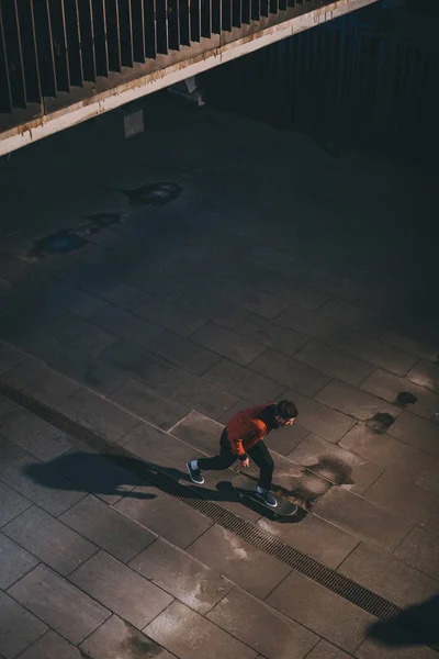 Vista ad alto angolo di skateboarder equitazione all'aperto a tarda notte — Foto stock